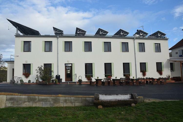 Jeleni Farma Jecmeniste Hotel Vrbovec Exterior foto