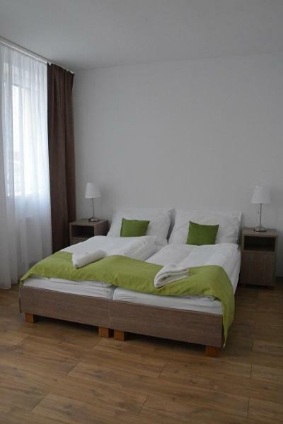 Jeleni Farma Jecmeniste Hotel Vrbovec Exterior foto